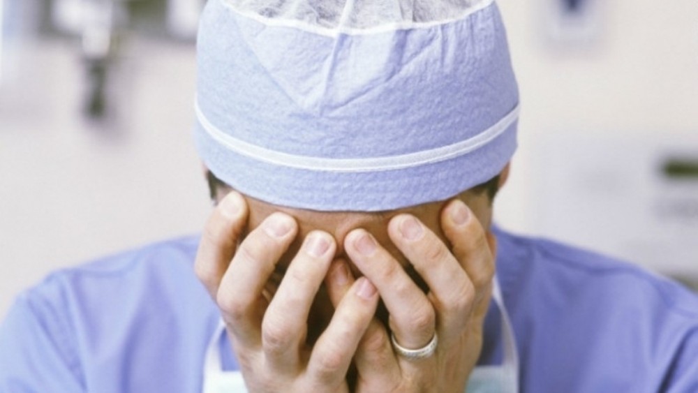 Ιατρικά λάθη: Ποια είναι η βασική υποχρέωση του γιατρού; Τι λένε οι νομικοί