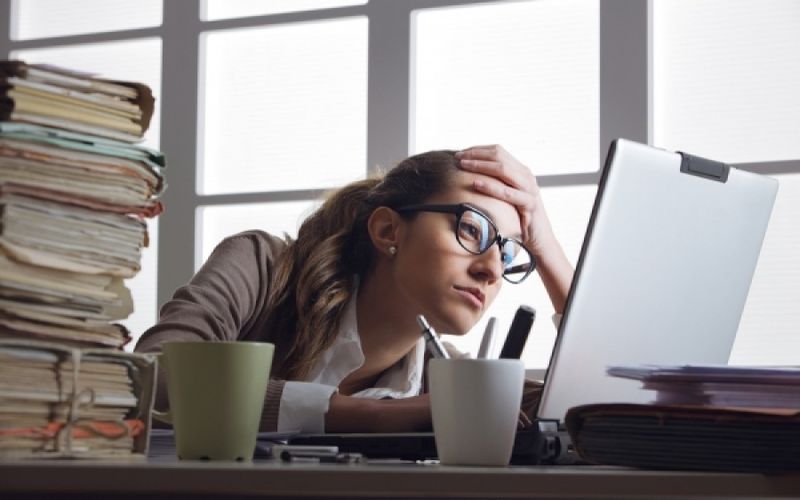 Εργασιακό άγχος: Τι είναι & με ποια συμπτώματα εκδηλώνεται