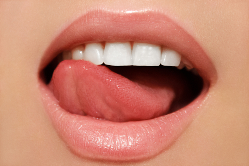 Μεταλλική γεύση στο στόμα: Όλες οι πιθανές αιτίες και πώς θα την αντιμετωπίσετε