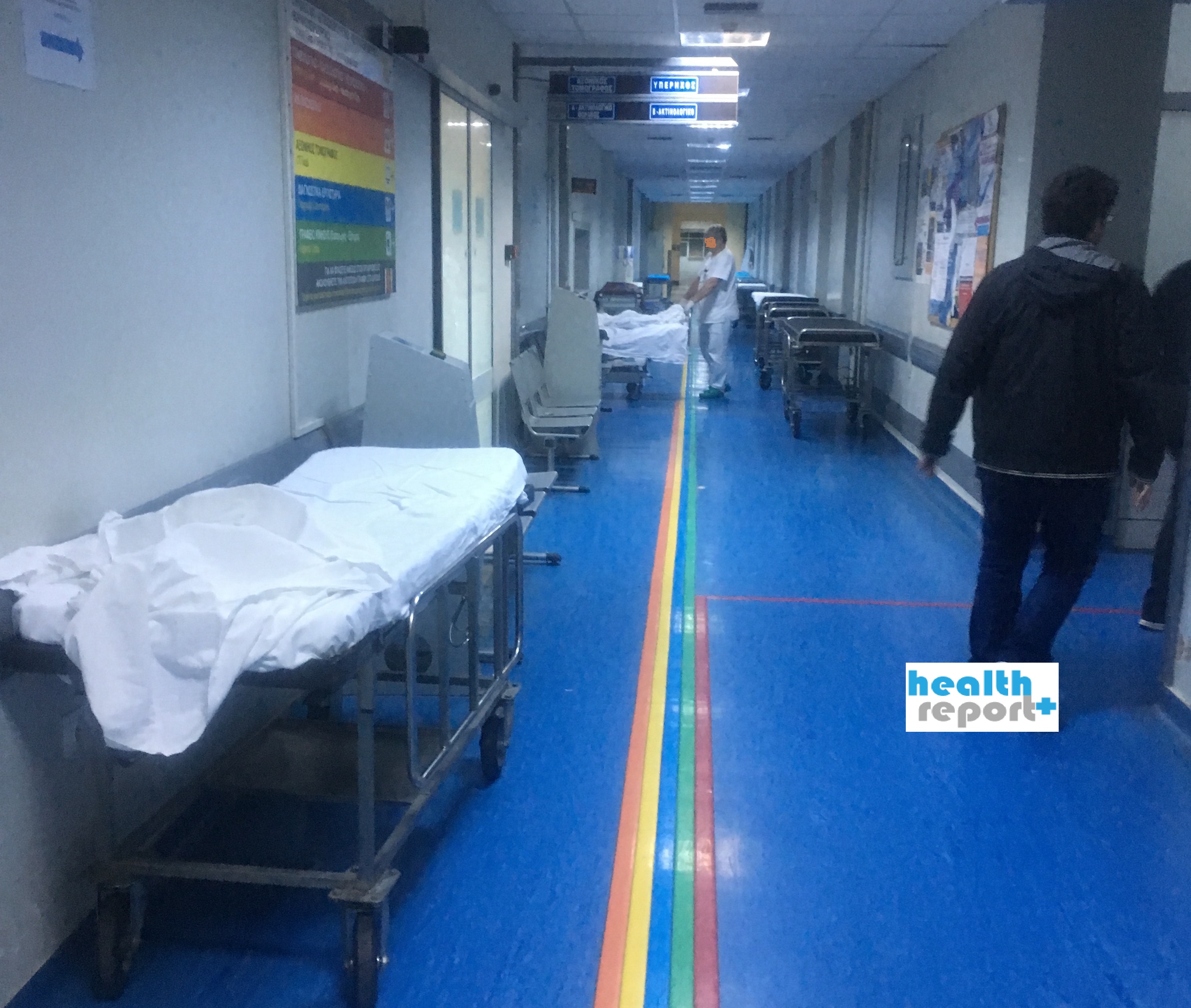 Εικόνες σοκ και πάλι στο Αττικόν! Ασθενείς διασωληνωμένοι στους διαδρόμους του νοσοκομείου (φωτο)