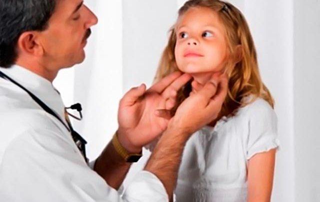 Μετάλλαξη Όμικρον: Με ποια συμπτώματα εκδηλώνεται σε παιδιά και εφήβους