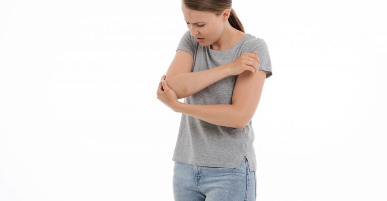 Πόνος στον αγκώνα: Ποιες αιτίες προκαλούν το σύμπτωμα