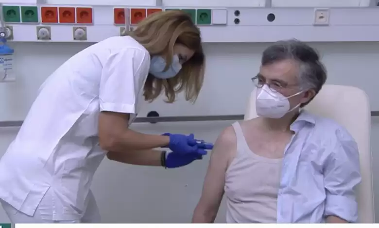 Εμβόλιο – Κορονοϊός: Εμβολιάστηκε ο Σωτήρης Τσιόδρας στο Αττικόν (φωτό)